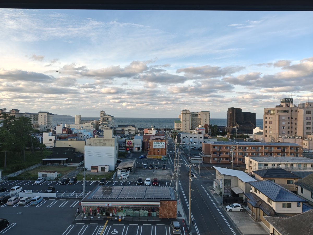 PILEUPREVERSI's tweet photo. 皆生温泉なう
部屋からの大山ビューとオーシャンぽいビュー https://t.co/K7MNO7qP1W