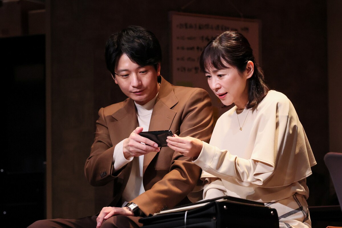 stage_natalie's tweet photo. 向井理「毎回新しい景色が見える不思議な演目」、倉持裕が描く“男女の心理戦”「ブランク」開幕（舞台写真 / コメントあり）
https://t.co/J7E8uXtais https://t.co/wk8Ujly7Rg