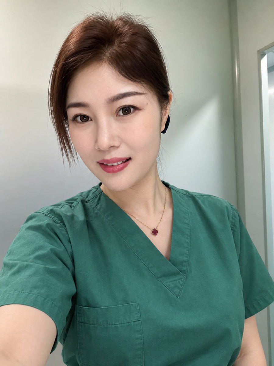 Ruhi__Rani's tweet photo. 国庆依然坚守岗位，X刷多了真的让我有点欲火焚身的感觉，撩起衣服来清凉一下，顺便勾起你心里的欲火，喜欢我这样反差的医生吗？ https://t.co/9FFJYZiete