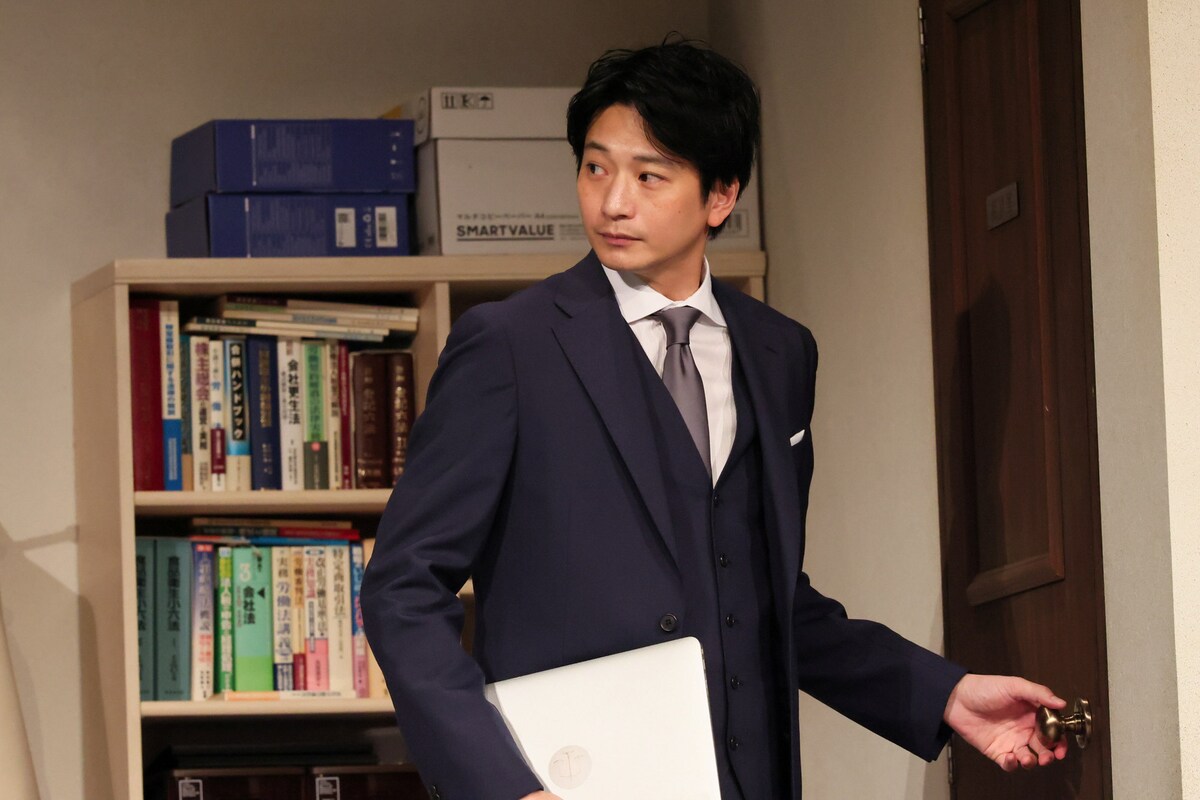 stage_natalie's tweet photo. 向井理「毎回新しい景色が見える不思議な演目」、倉持裕が描く“男女の心理戦”「ブランク」開幕（舞台写真 / コメントあり）
https://t.co/J7E8uXtais https://t.co/wk8Ujly7Rg