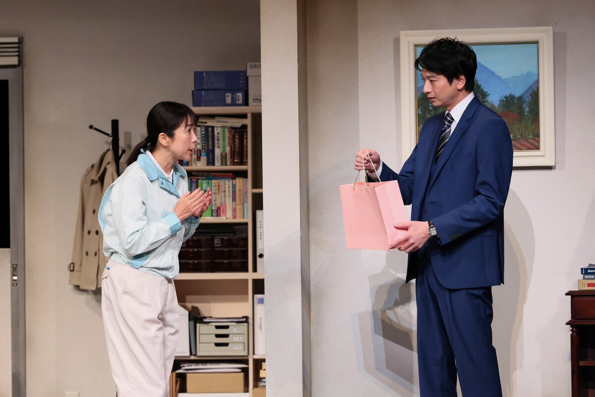 stage_natalie's tweet photo. 向井理「毎回新しい景色が見える不思議な演目」、倉持裕が描く“男女の心理戦”「ブランク」開幕（舞台写真 / コメントあり）
https://t.co/J7E8uXtais https://t.co/wk8Ujly7Rg