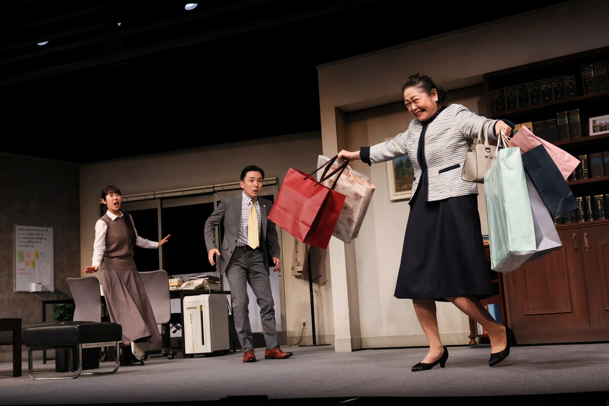 stage_natalie's tweet photo. 向井理「毎回新しい景色が見える不思議な演目」、倉持裕が描く“男女の心理戦”「ブランク」開幕（舞台写真 / コメントあり）
https://t.co/J7E8uXtais https://t.co/wk8Ujly7Rg