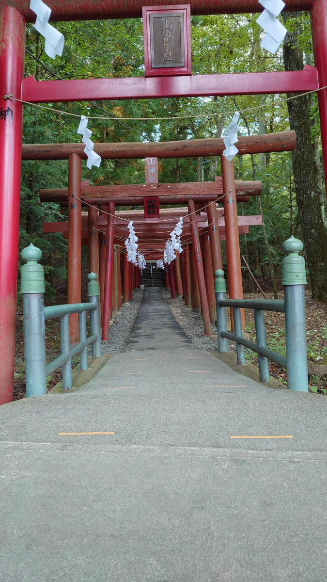 araijustice's tweet photo. 富士山麓  神玉巡拝  新屋山神社の神玉をゲットしました。
これで5個目です。
入口には鳥居⛩️⛩️⛩️がありました。
引くて縄に首を引っ掛けそうでした。 #神玉 https://t.co/7HbGwo5bxI