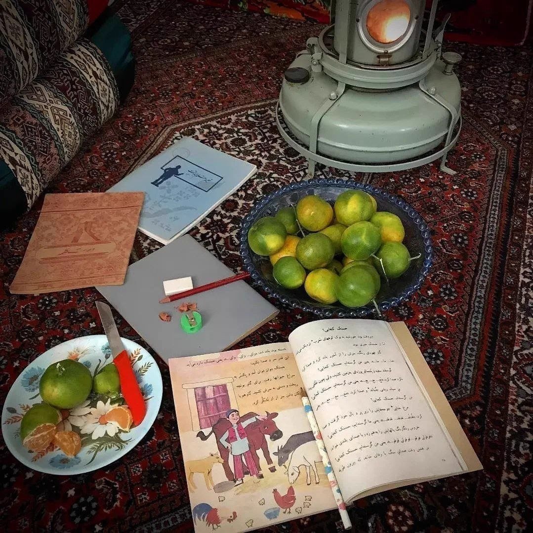 reyhoontalaaa's tweet photo. ولی قدیما پاییز خیلی بیشتر بهمون می چسبید..‌ 
حتی مشق نوشتن هم قشنگ بود.)))
قبول دارین؟؟؟ https://t.co/Ekz7mrGmfZ