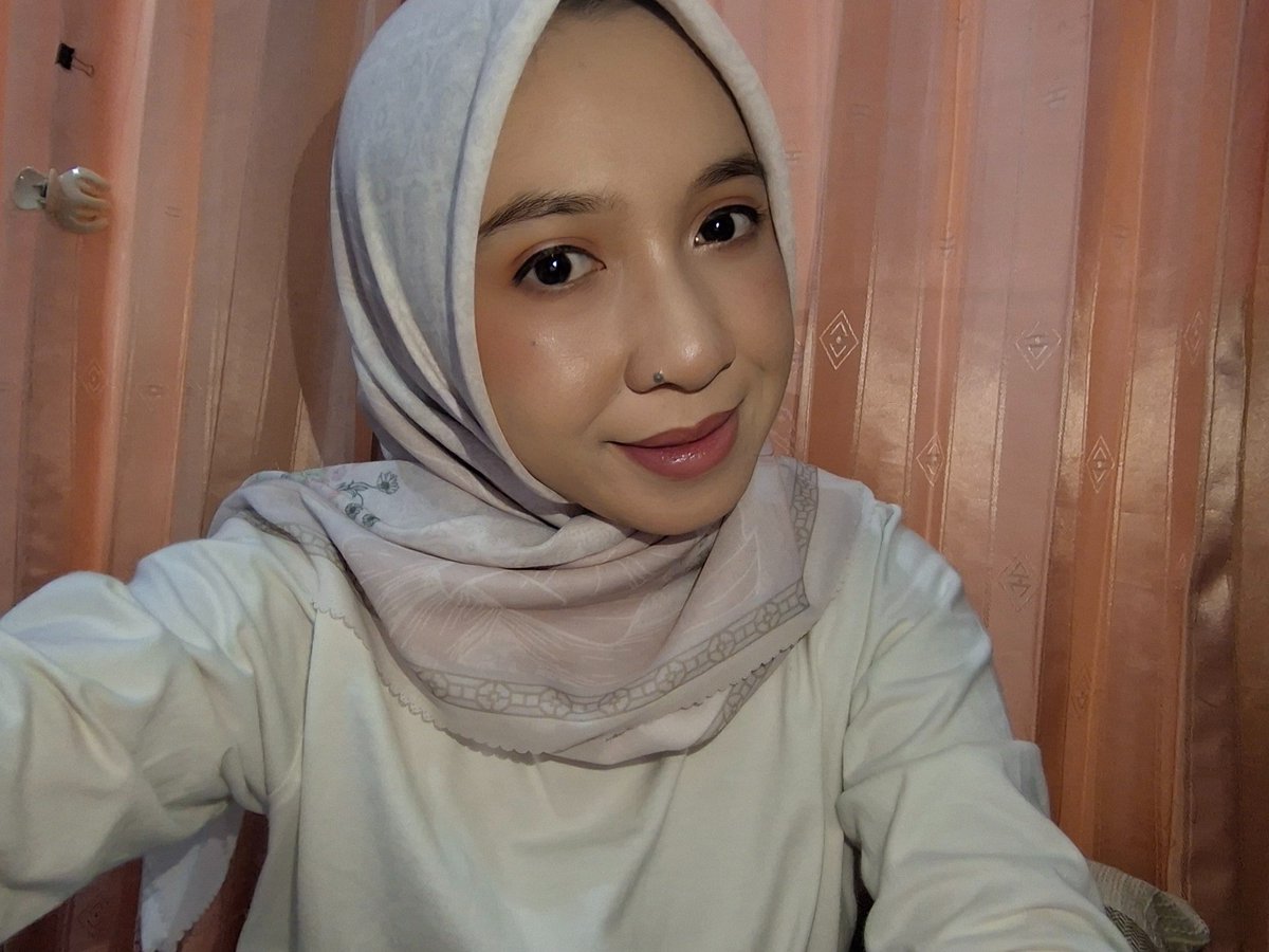 gebyalw's tweet photo. Just love my makeup look https://t.co/CYSSMK2HZ4