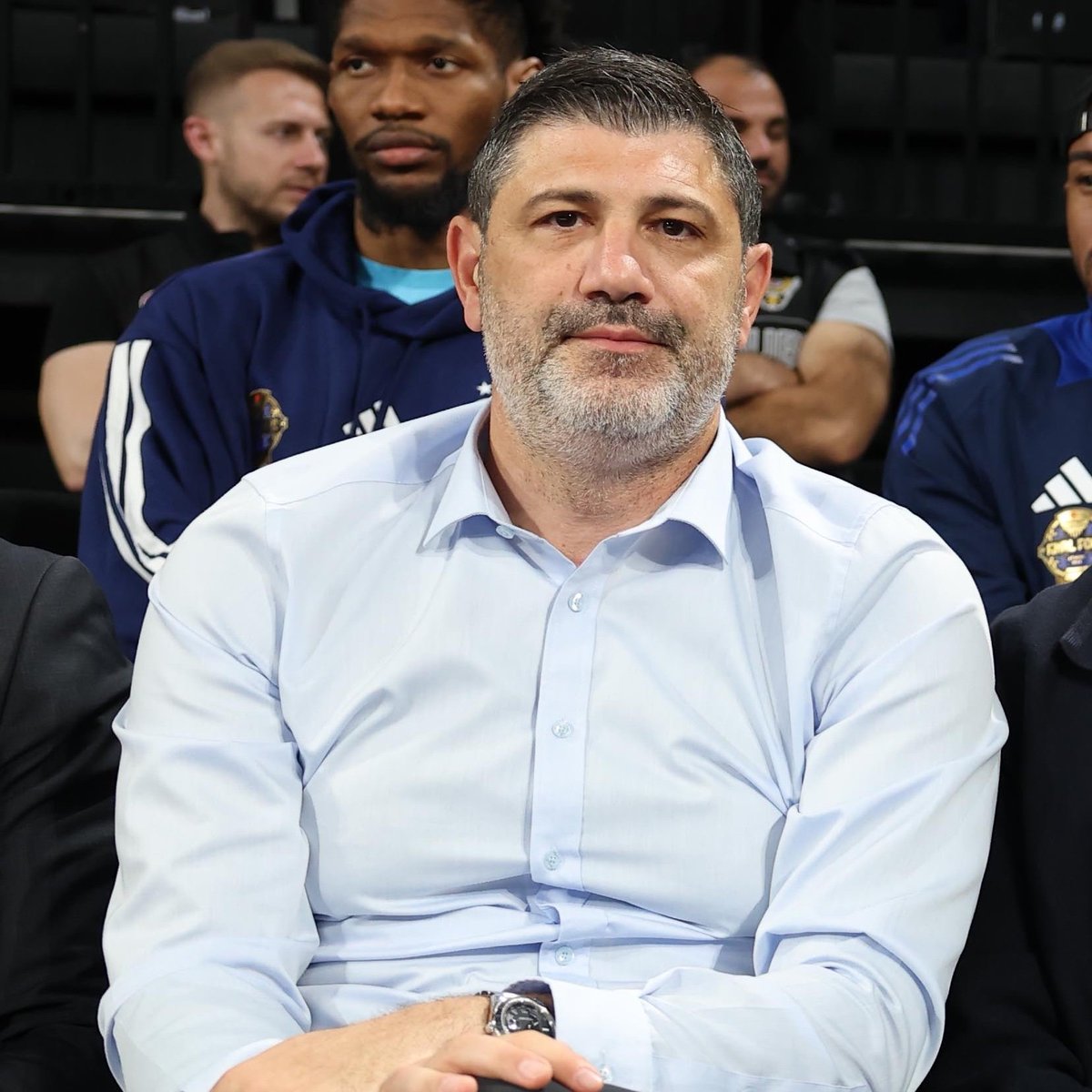 EurohoopsTR's tweet photo. 🎙️ “Bu maçı kazandık ama hakemlerin daha dikkatli olmaları gerekiyor”

Fenerbahçe Tarfin'in Dubai'yi mağlup ettiği maçın ardından Ömer Onan:

“Dubai ligin en bütçeli ikinci takımı. Maça çok iyi başladık. İkinci periyotta beş dakika ve üçüncü periyotta biraz yavaşladık ama şu çok önemli: Takım maçı bırakmıyor. Oyuna her giren katkı veriyor.

Bu maçı kazandık ama hakemlerin daha dikkatli olmaları gerekiyor. Hakem performansı iyi değildi. 10 sayı farkla bitmesi averaj için de iyi oldu.

Yolun başındayız. Bu takım oynamaktan zevk alıyor. Birbirlerine alışıyorlar. Alıştıkça daha iyi oynuyorlar. Her şey istediğimiz gibi gidiyor.”

(via FB TV)
