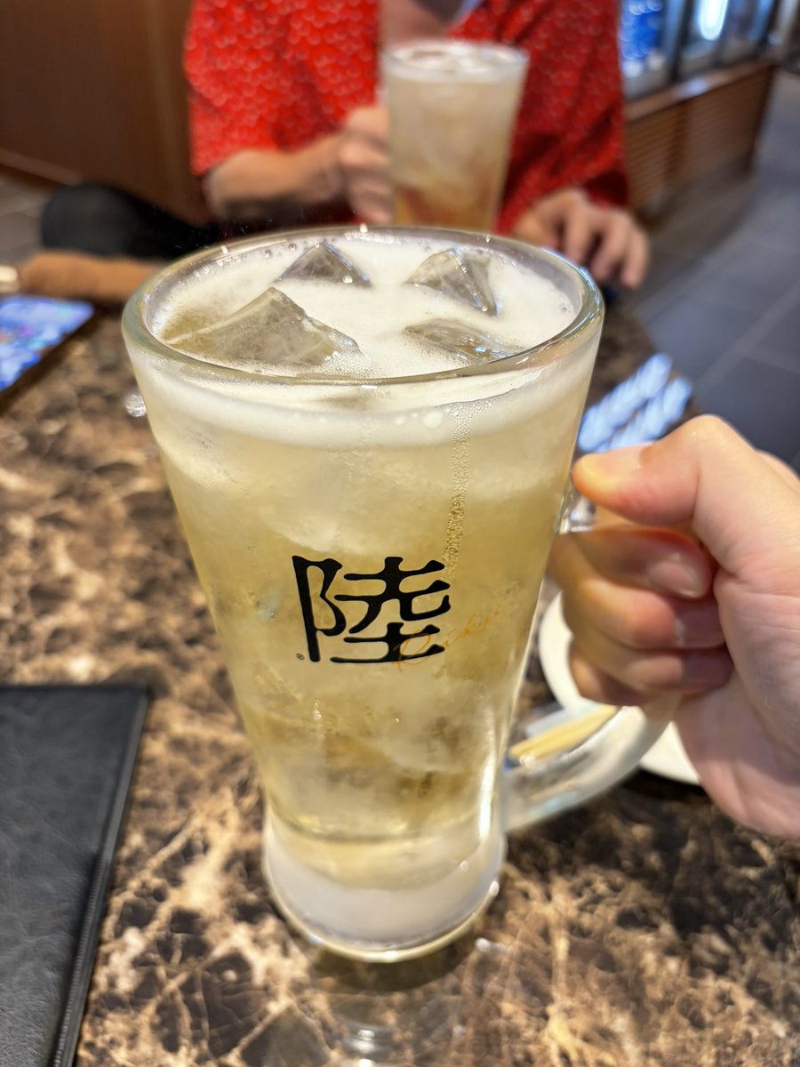 mocchip's tweet photo. 天神イナチカ「岩瀬酒場」
キスマイ二階堂さん、ナカジーと乾杯🍺 https://t.co/EJQN2QHBNH