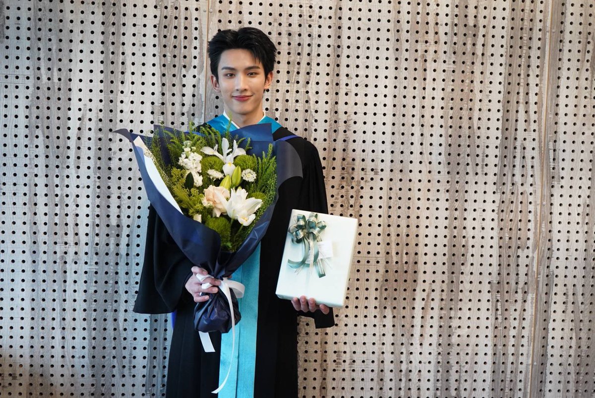 GMMTV's tweet photo. ขอแสดงความยินดีกับบัณฑิตใหม่ “เซิร์ฟ พชร” สำเร็จการศึกษาปริญญาตรี หลักสูตรบริหารธุรกิจบัณฑิต สาขาวิชาการตลาด (หลักสูตรนานาชาติ) หรือ Mahidol University International College (MUIC) ประจำปี 2568 มหาวิทยาลัยมหิดล โดยมีครอบครัว และหนุ่มสุดซี้อย่าง “จาว่า พบธรรม” รวมทั้งเหล่าแฟนคลับมาร่วมแสดงความยินดีอย่างอบอุ่น โดย “เซิร์ฟ” จะเข้ารับพิธีพระราชทานปริญญาบัตร ในวันที่ 6 ตุลาคม 2569 ณ มหาวิทยาลัยมหิดล วิทยาเขตศาลายา

#GraduationOfSurf
#swensurf
#GMMTV