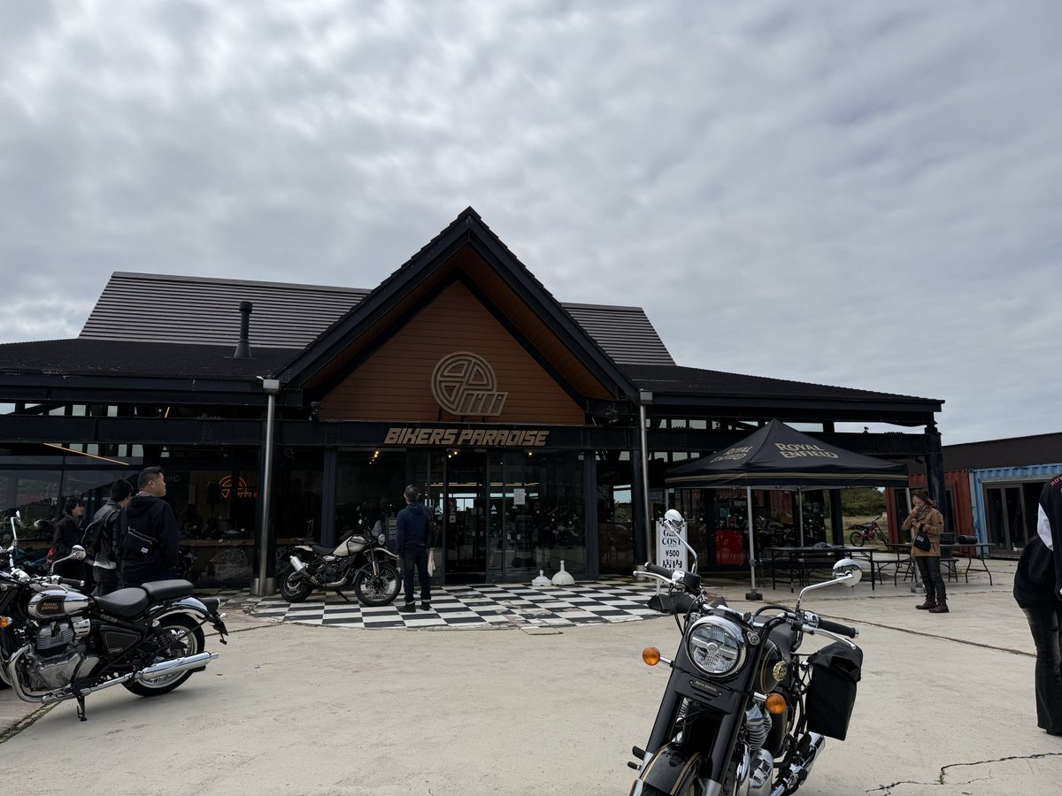 pa_teru's tweet photo. 初めてロイヤルエンフィールドのイベントに参加！
500円でドリンク・カレーも付いてて、くじ引きもあり、ゲストトークショーもあったり大満足！
帰りは謎の車両規制で30分ほどその場停止の自体に陥りました😭
#ロイヤルエンフィールド
#バイカーズパラダイスみなみ箱根 https://t.co/xh6h7RV6Du