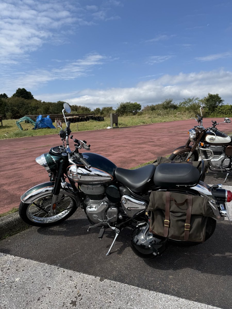 pa_teru's tweet photo. 初めてロイヤルエンフィールドのイベントに参加！
500円でドリンク・カレーも付いてて、くじ引きもあり、ゲストトークショーもあったり大満足！
帰りは謎の車両規制で30分ほどその場停止の自体に陥りました😭
#ロイヤルエンフィールド
#バイカーズパラダイスみなみ箱根 https://t.co/xh6h7RV6Du