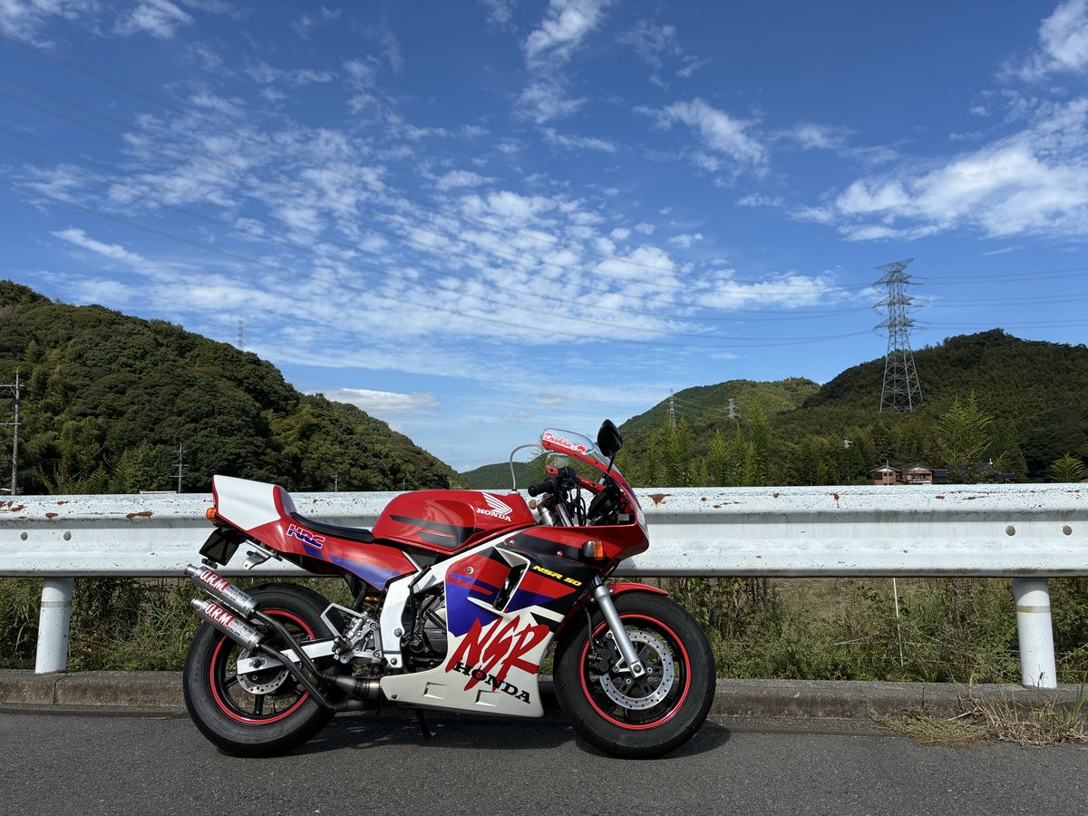 hakuro_400r's tweet photo. #NSR
#NSR50
#NSR80
＃2スト
＃レストア
今日は土曜日！走りたい衝動に駆られてプチプチツーリング青空で写真撮りました。
車庫に入れる前にO.R.M.のチャンバーのサウンドお聴き下さい。
リブラプロとか走り性能重視なと有りますが、２本出しに憧れて…。 https://t.co/V1bZMgKEKU