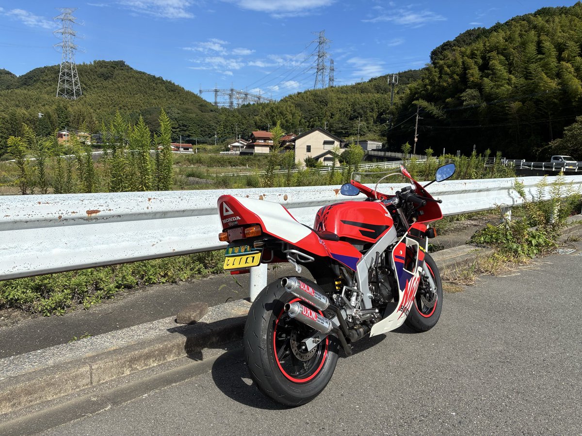 hakuro_400r's tweet photo. #NSR
#NSR50
#NSR80
＃2スト
＃レストア
今日は土曜日！走りたい衝動に駆られてプチプチツーリング青空で写真撮りました。
車庫に入れる前にO.R.M.のチャンバーのサウンドお聴き下さい。
リブラプロとか走り性能重視なと有りますが、２本出しに憧れて…。 https://t.co/V1bZMgKEKU