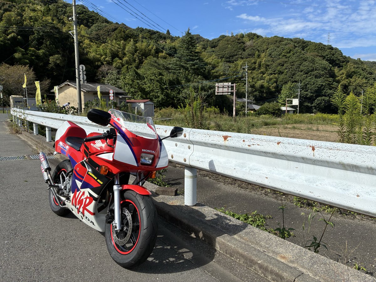 hakuro_400r's tweet photo. #NSR
#NSR50
#NSR80
＃2スト
＃レストア
今日は土曜日！走りたい衝動に駆られてプチプチツーリング青空で写真撮りました。
車庫に入れる前にO.R.M.のチャンバーのサウンドお聴き下さい。
リブラプロとか走り性能重視なと有りますが、２本出しに憧れて…。 https://t.co/V1bZMgKEKU