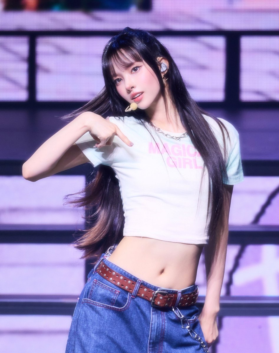thebaseillit_'s tweet photo. YUNJIN shared the history of her friendship with YUNAH. 

“She’s my sister yall. Yunah and I have known each other for a really long time. We really ate, take a picture and sleep together during trainees. Yunah set one as her wallpaper and I still remember it. I set it too” https://t.co/c8tBrtQqIY