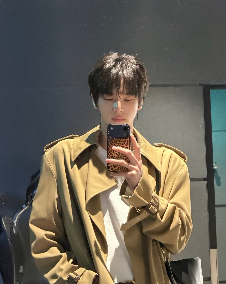 INSTAGRAM_TWS's tweet photo. 🤎

(4/7)
#TWS #투어스
#SHINYU #신유 
#Celine #CelineEte2027 https://t.co/dD467QiAXv