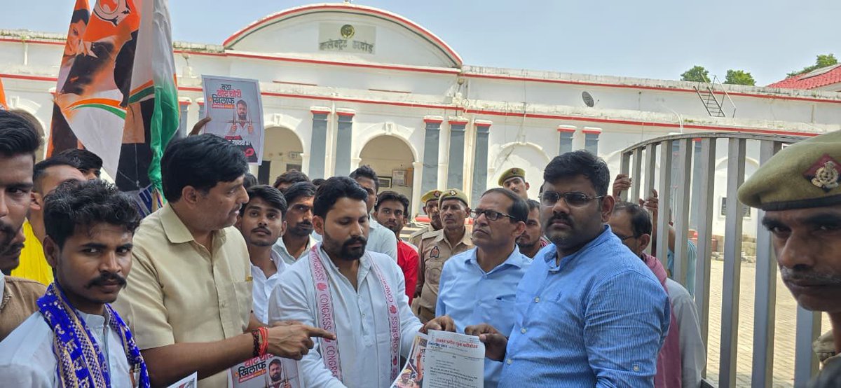 UPkaAnilyadav's tweet photo. शांतिपूर्ण प्रदर्शन करने वालों पर ‘हत्या के प्रयास’ जैसी गंभीर धाराएं लगाना सत्ता के अहंकार और दमनकारी रवैये का प्रतीक |

उत्तर प्रदेश कांग्रेस कमेटी के संगठन महासचिव श्री अनिल यादव जी एवं अन्य कांग्रेस कार्यक��्ताओं की गिरफ्तारी और आगरा में दर्ज मुकदमों के विरोध में आज युवा कांग्रेस ने जोरदार प्रदर्शन किया।

भारतीय युवा कांग्रेस के राष्ट्रीय कोऑर्डिनेटर एवं उत्तर प्रदेश युवा कांग्रेस के प्रदेश महासचिव निर्भान सिंह यादव के नेतृत्व में कार्यकर्ताओं ने नगर मजिस्ट्रेट के माध्यम से महामहिम राज्यपाल को संबोधित ज्ञापन सौंपकर सभी गिरफ्तार कांग्रेस नेताओं एवं कार्यकर्ताओं की तत्काल एवं बिना शर��त रिहाई की मांग की।

ज्ञापन सौंपने के बाद पत्रकारों से बातचीत करते हुए निर्भान सिंह यादव ने कहा कि लोकतंत्र में शांतिपूर्ण तरीके से विरोध दर्ज कराना प्रत्येक नागरिक का अधिकार है। उन्होंने कहा कि 28 सितंबर को आगरा में मुख्य चुनाव आयुक्त ज्ञानेश कुमार के आवास के बाहर ‘वोट चोरी’ के मुद्दे को लेकर कांग्रेस कार्यकर्ताओं ने प्रदर्शन किया था। उनका आरोप है कि पुलिस प्रशासन ने राजनीतिक दबाव में प्रदर्शनकारियों पर ‘हत्या के प्रयास’ जैसी गंभीर धाराएं लगाकर उन्हें जेल भेज दिया।

ज्ञापन के माध्यम से मांग की गई कि अनिल यादव एवं अन्य कांग्रेस कार्यकर्ताओं के विरुद्ध दर्ज मुकदमे वापस लिए जाएं, जेल में बंद सभी कार्यकर्ताओं को बिना शर्त रिहा किया जाए तथा पूरे मामले में संबंधित पुलिस एवं प्रशासनिक अधिकारियों की भूमिका की निष्पक्ष जांच कराई जाए।

युवा कांग्रेस ने कहा कि कार्यकर्ताओं की शीघ्र रिहाई नहीं होने पर लोकतांत्रिक तरीके से आंदोलन को और व्यापक किया जाएगा।

इस अवसर पर पूर्व जि���ाध्यक्ष आशीष कुमार सिंह, पूर्व शहर अध्यक्ष जमील अहमद अंसारी, राजेश कुमार पांडेय, धीर��, हेम सिंह, विवेक, रोशन, जंडेल, रामजी, अनिल सिंह, विकास, सूरज वर्मा, प्रियांशु, अभिषेक कुमार, शोभित कनौजिया, प्रशान्त यादव, रवि राठौर, अभय प्रताप सिंह, राजकपूर वर्मा, अर्पित कुमार, अमन कुमार अम्बेडकर, फरीद, राजकमल, श्यामू, हर्षित, आसिफ खान, मो. अफजल अंसारी, मो. साकिब खान, रोहित यादव, शोभित सिंह, वाजिद, सरजू यादव, तालिब खान सहित युवा कांग्रेस के तमाम पदाधिकारी एवं कार्यकर्ता उपस्थित रहे।