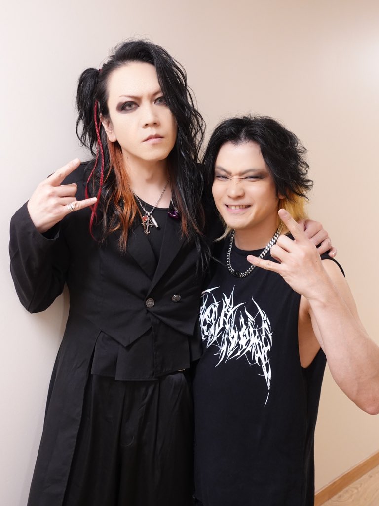 MASASHI_Pi_suke's tweet photo. ドラムのUSHIこと、ウッシーことマサシくんと！📸
今回リズム隊はダブルMASASHIで楽しくやっております🤘
うっしーのドラムは素晴らしいし、人柄も最高👍 https://t.co/CrefyXQRFM
