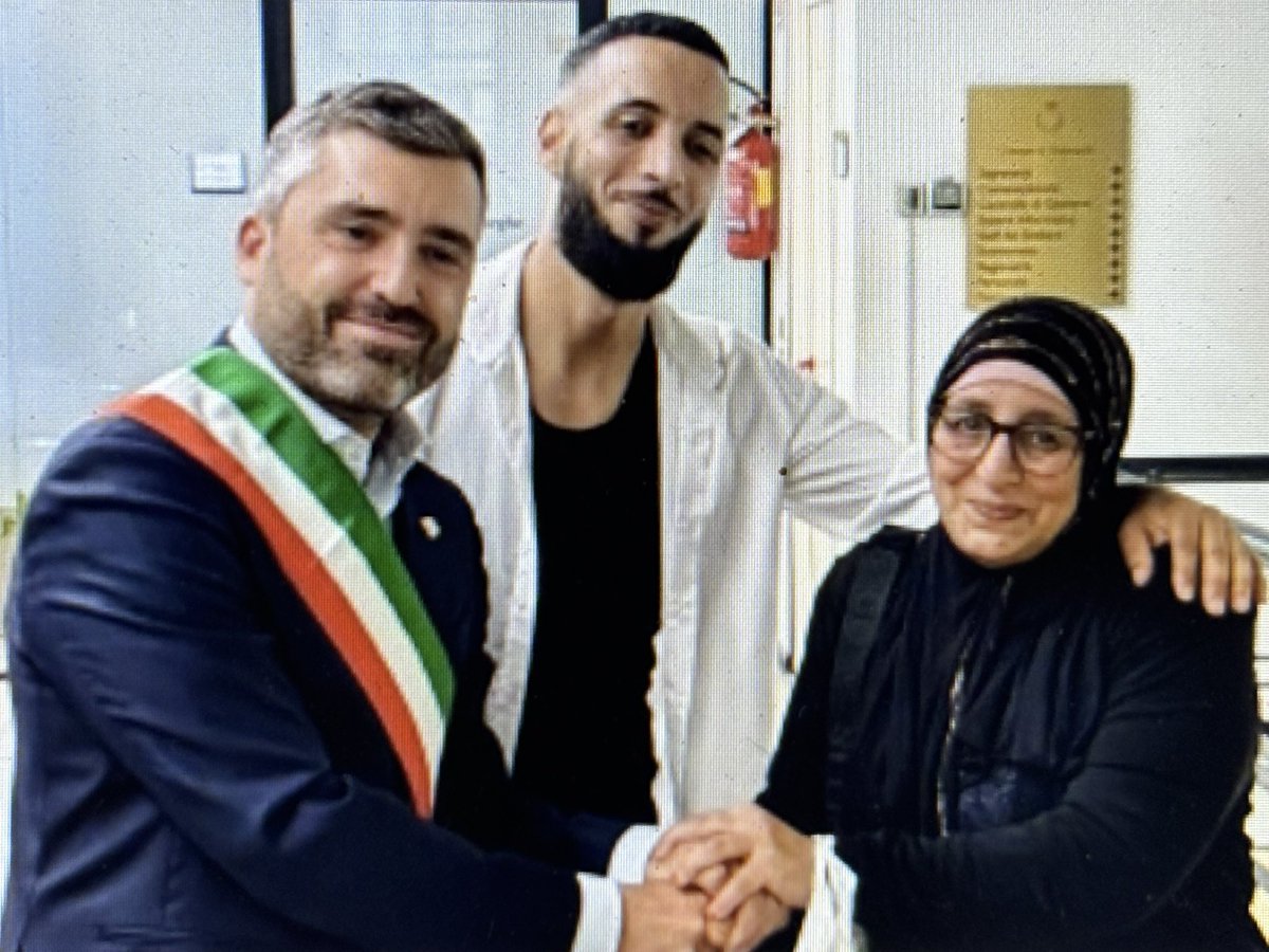 de_cesare33132's tweet photo. #MuslimImmigrants
How can #Integration be fostered?
Above all, by #LearningLocalLanguage.
Yet a #Moroccan woman does not speak it, and the mayor of an #ItalianTown denied her #Naturalization.
"Right," said her son.
"No," counters a champion of the #Left: it is not the #Arabs who should learn Italian, but the #Italians who should learn Arabic.
It is the #FinalSurrender.