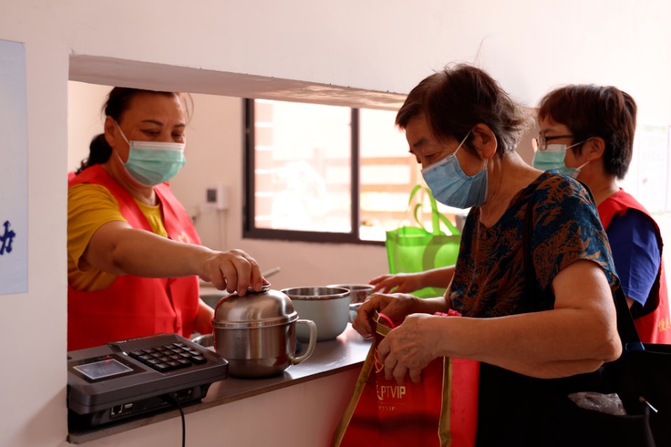 Rankinxah6's tweet photo. Como voluntario en el comedor comunitario, entregué 120 comidas calientes a personas necesarias ayer  Cada gesto cuenta para hacer comunidad.， https://t.co/sP2Co8qPwK