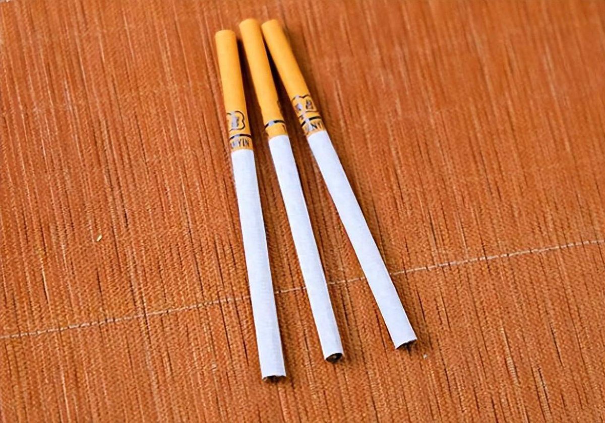 25a9htmbalinrin's tweet photo. The tiny cigarette butt with a flaw hangs there, making people feel amused.， https://t.co/W1mEcsErtI