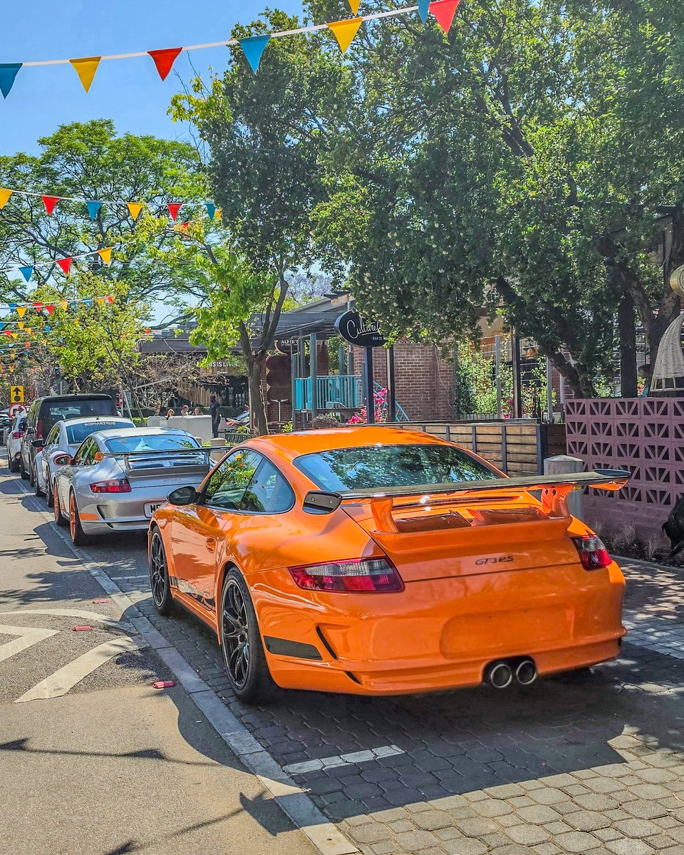 Zero2Turbo's tweet photo. Hazelwood looking a little brighter today 😎

Not one, but TWO Porsche 911 997 GT3 RS models out together.

We'll happily take double the RS goodness 🔥

#ExoticSpotSA #Zero2Turbo #SouthAfrica #Porsche #997GT3RS https://t.co/dfW4uYUrac