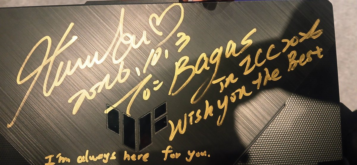 4869Code's tweet photo. Got my laptop signed by @haneame_cos https://t.co/DZcn7wXIzq