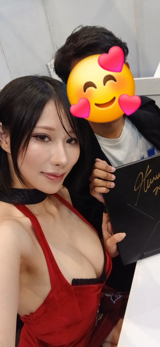 4869Code's tweet photo. Got my laptop signed by @haneame_cos https://t.co/DZcn7wXIzq