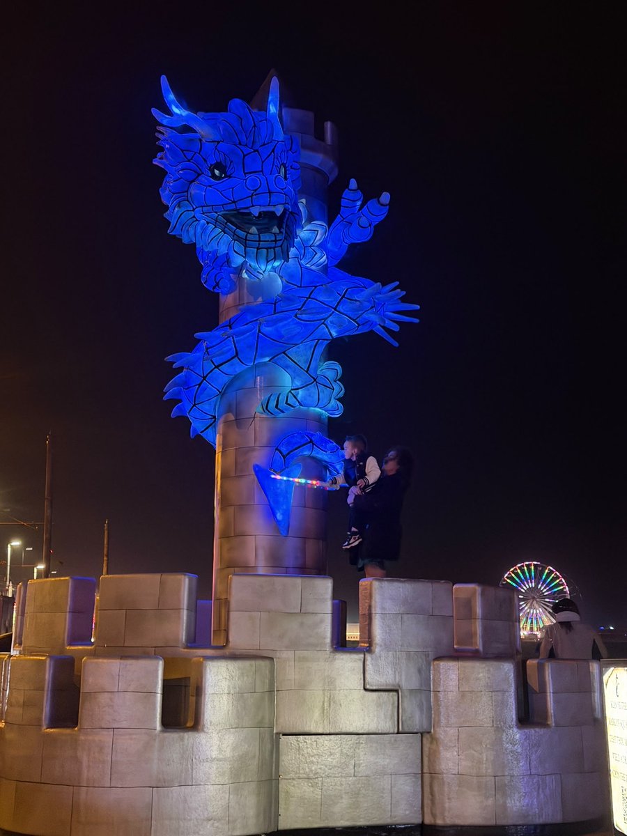 lauraHanson1111's tweet photo. Magnus the Dragon slayer in Blackpool 💛 https://t.co/SAcr3EMZrj
