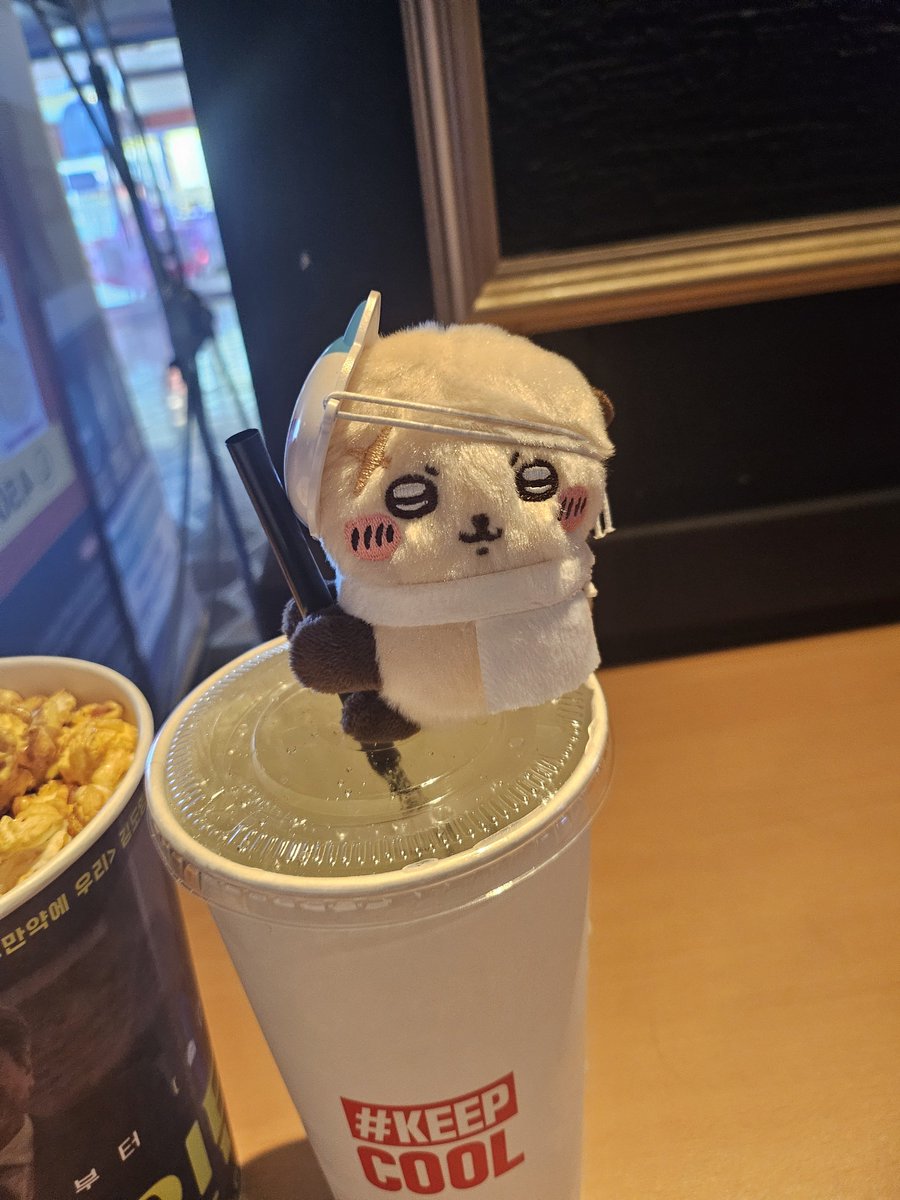 kinggodming2's tweet photo. 쿠키 안보고 나왔지만 특전은 아무것도 남지않앗따...... https://t.co/S9CE1yEPfc