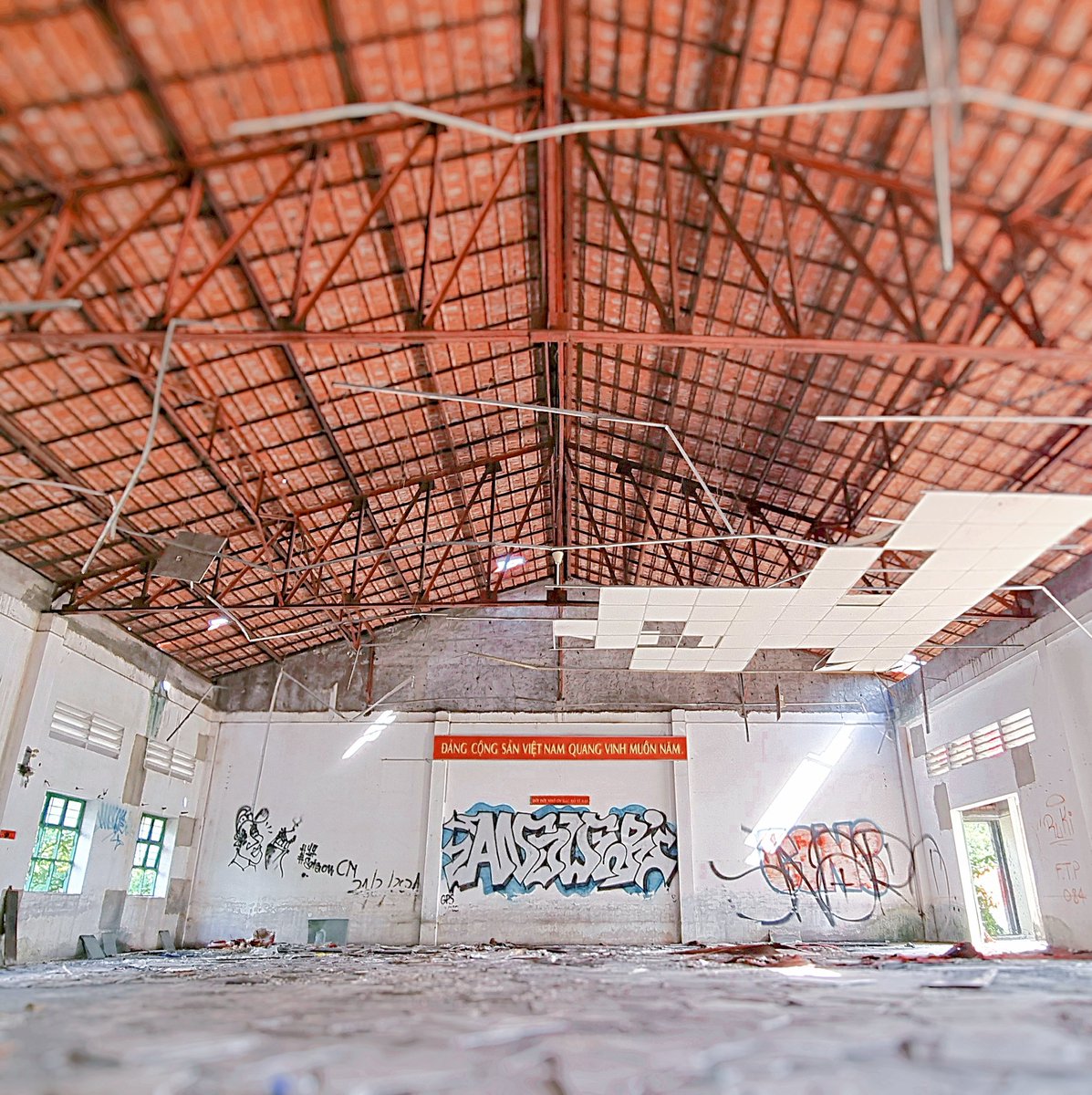 kinkyoii's tweet photo. Do you remember our childhood school?

Since it was built on weak soil, the foundation sank. It's been abandoned for quite some time now, and it looks like they're getting ready to tear it down.

#kinkyoii #kinkyduhi #kinurbex #urbexvn https://t.co/q1Gh2ANyi4