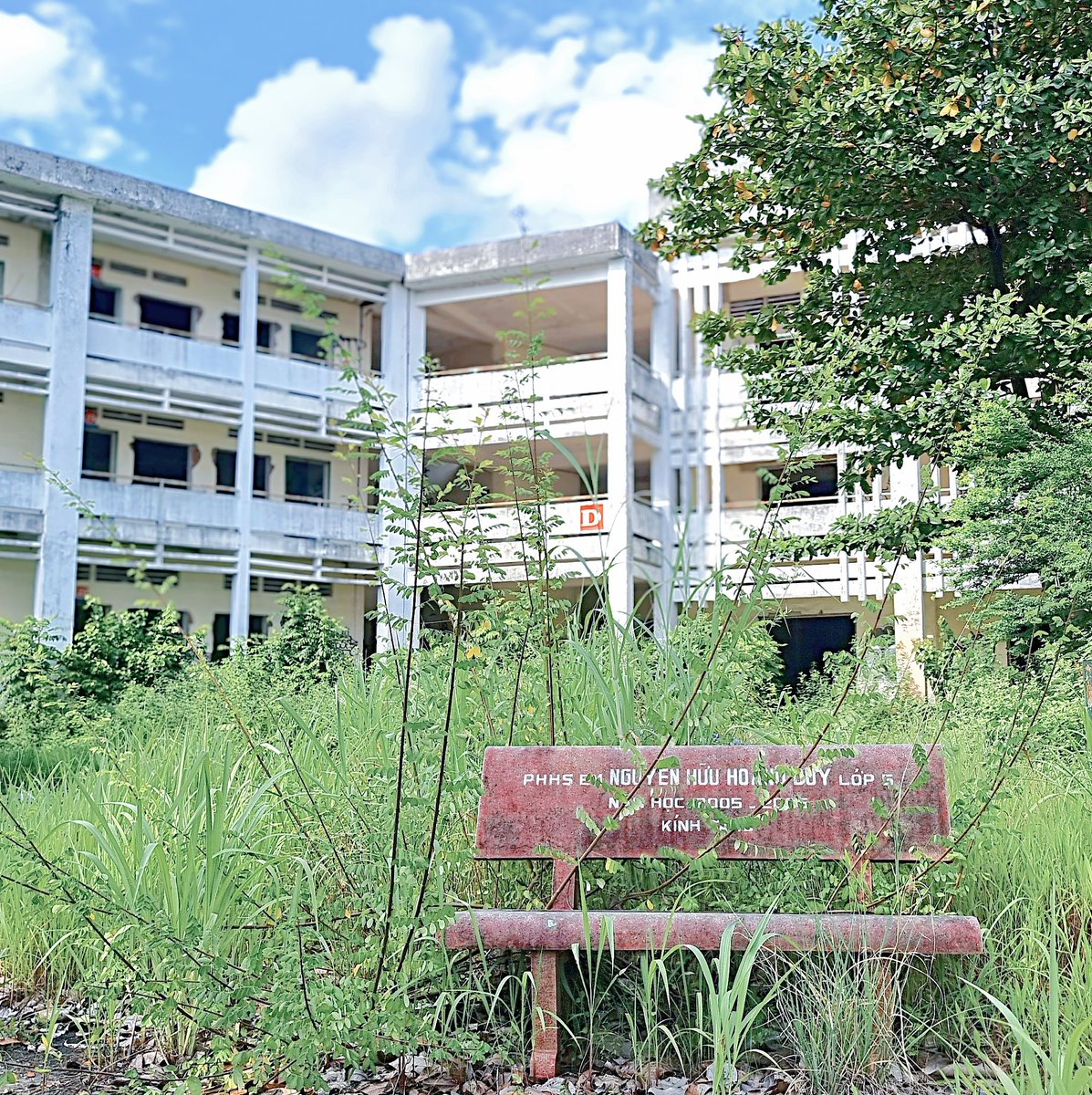 kinkyoii's tweet photo. Do you remember our childhood school?

Since it was built on weak soil, the foundation sank. It's been abandoned for quite some time now, and it looks like they're getting ready to tear it down.

#kinkyoii #kinkyduhi #kinurbex #urbexvn https://t.co/q1Gh2ANyi4
