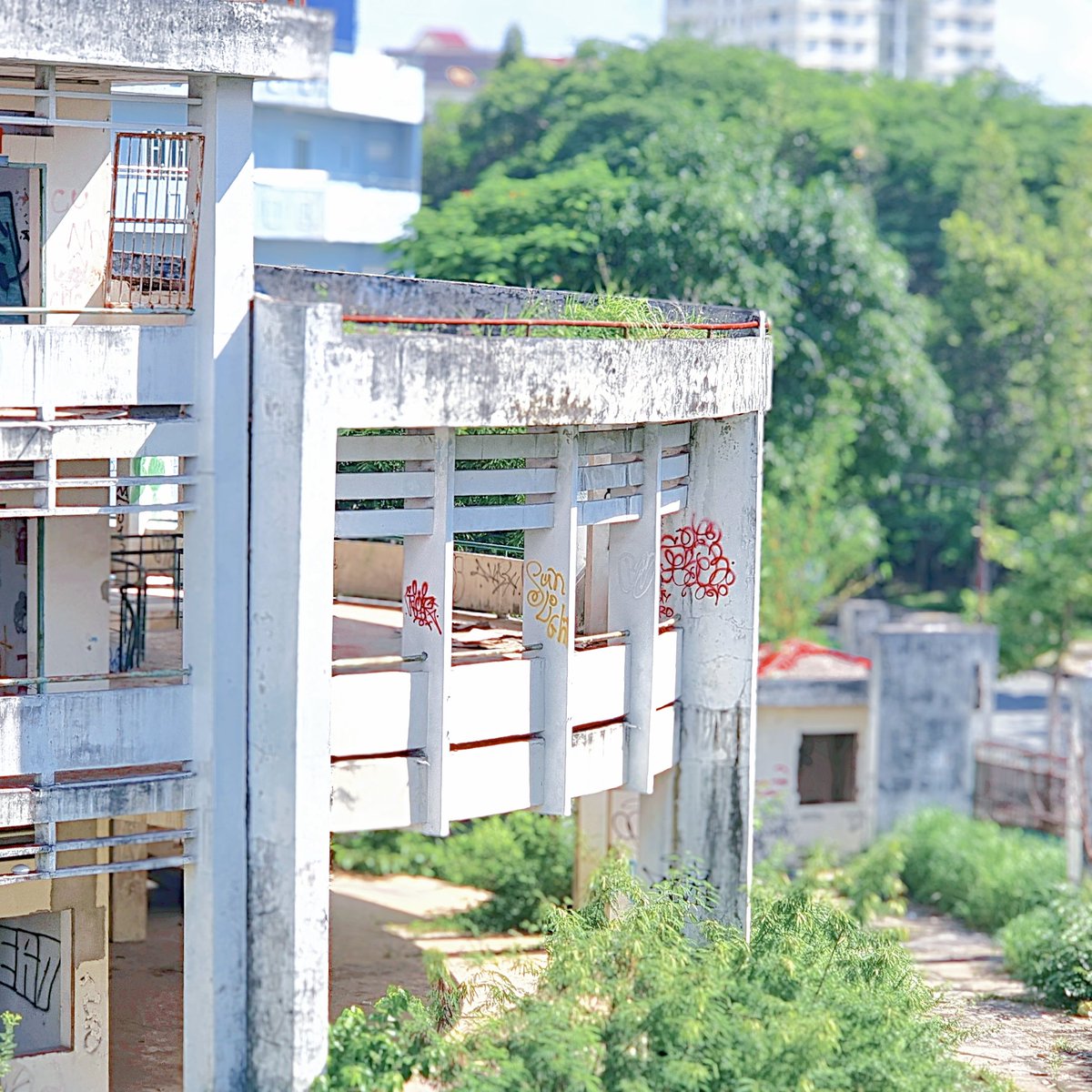 kinkyoii's tweet photo. Do you remember our childhood school?

Since it was built on weak soil, the foundation sank. It's been abandoned for quite some time now, and it looks like they're getting ready to tear it down.

#kinkyoii #kinkyduhi #kinurbex #urbexvn https://t.co/q1Gh2ANyi4