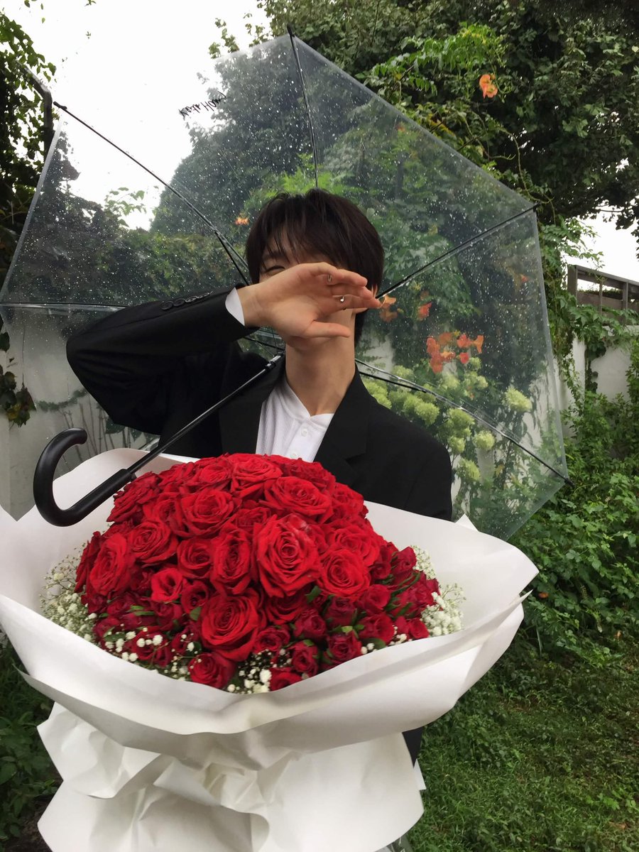 2mytree_13's tweet photo. 내 배경화면 이건데 지하철 옆에 앉은 할머니가 나한테 남자친구가 스윗가이네~이러심 https://t.co/TjXixc5wXL