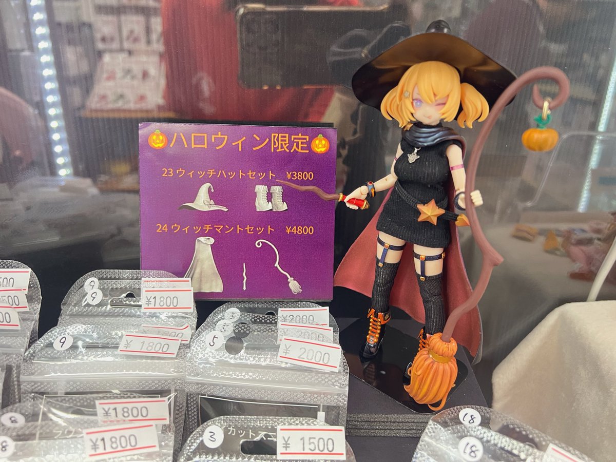 DEXMENT112's tweet photo. 先程いのう商店さんに（@nwounwounwou ）新作のサイドレースブーツやハロウィン限定🎃のウィッチセットなど置かせてもらいました😆
モデルもウィッチマオちゃんに立ってもらってます😊
秋葉原お越しの際は是非見に来ていただけると嬉しいです！
よろしくおねがいします〜😆 https://t.co/fqK38kRRKD