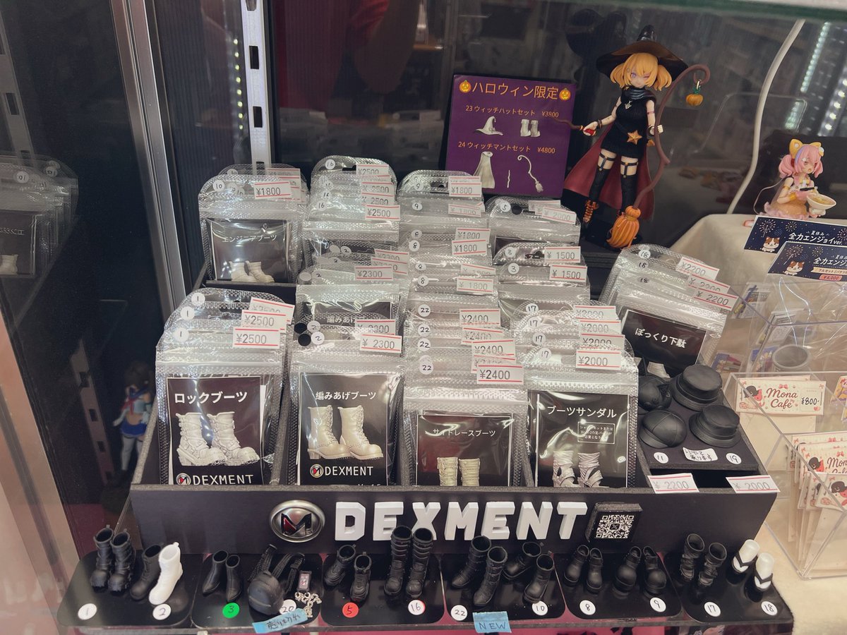 DEXMENT112's tweet photo. 先程いのう商店さんに（@nwounwounwou ）新作のサイドレースブーツやハロウィン限定🎃のウィッチセットなど置かせてもらいました😆
モデルもウィッチマオちゃんに立ってもらってます😊
秋葉原お越しの際は是非見に来ていただけると嬉しいです！
よろしくおねがいします〜😆 https://t.co/fqK38kRRKD