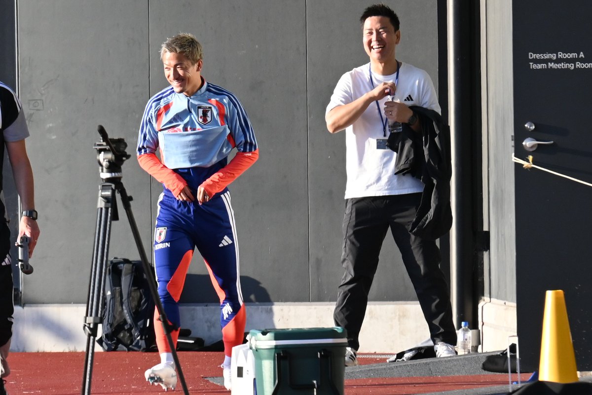 yu_iwa3's tweet photo. 日本代表の練習を横浜F・マリノス前監督の大島秀夫さんが見学。
マリノスでともに戦った選手たちとも交流していました。
①うれしそうな谷村海那選手
②深々とお辞儀しながら握手する塩貝健人選手と谷村選手
③笑顔の前田大然選手
④中村俊輔コーチ
#fmarinos https://t.co/kfPFAF66yl