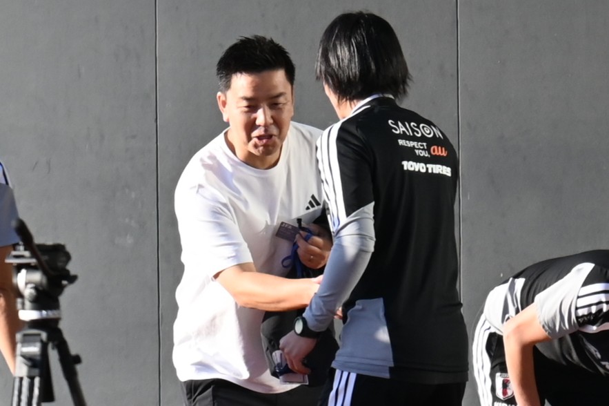 yu_iwa3's tweet photo. 日本代表の練習を横浜F・マリノス前監督の大島秀夫さんが見学。
マリノスでともに戦った選手たちとも交流していました。
①うれしそうな谷村海那選手
②深々とお辞儀しながら握手する塩貝健人選手と谷村選手
③笑顔の前田大然選手
④中村俊輔コーチ
#fmarinos https://t.co/kfPFAF66yl