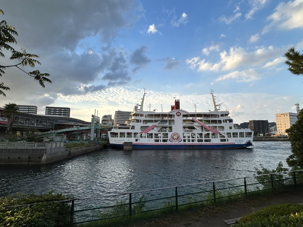 takke321's tweet photo. 久々にウォーターフロントをお散歩🚶‍➡️
すっかり秋めいて汗ばまなくてええ笑
種子島西之表港からのプリンセスわかさが到着🚢 https://t.co/ThNZ9sjVjj