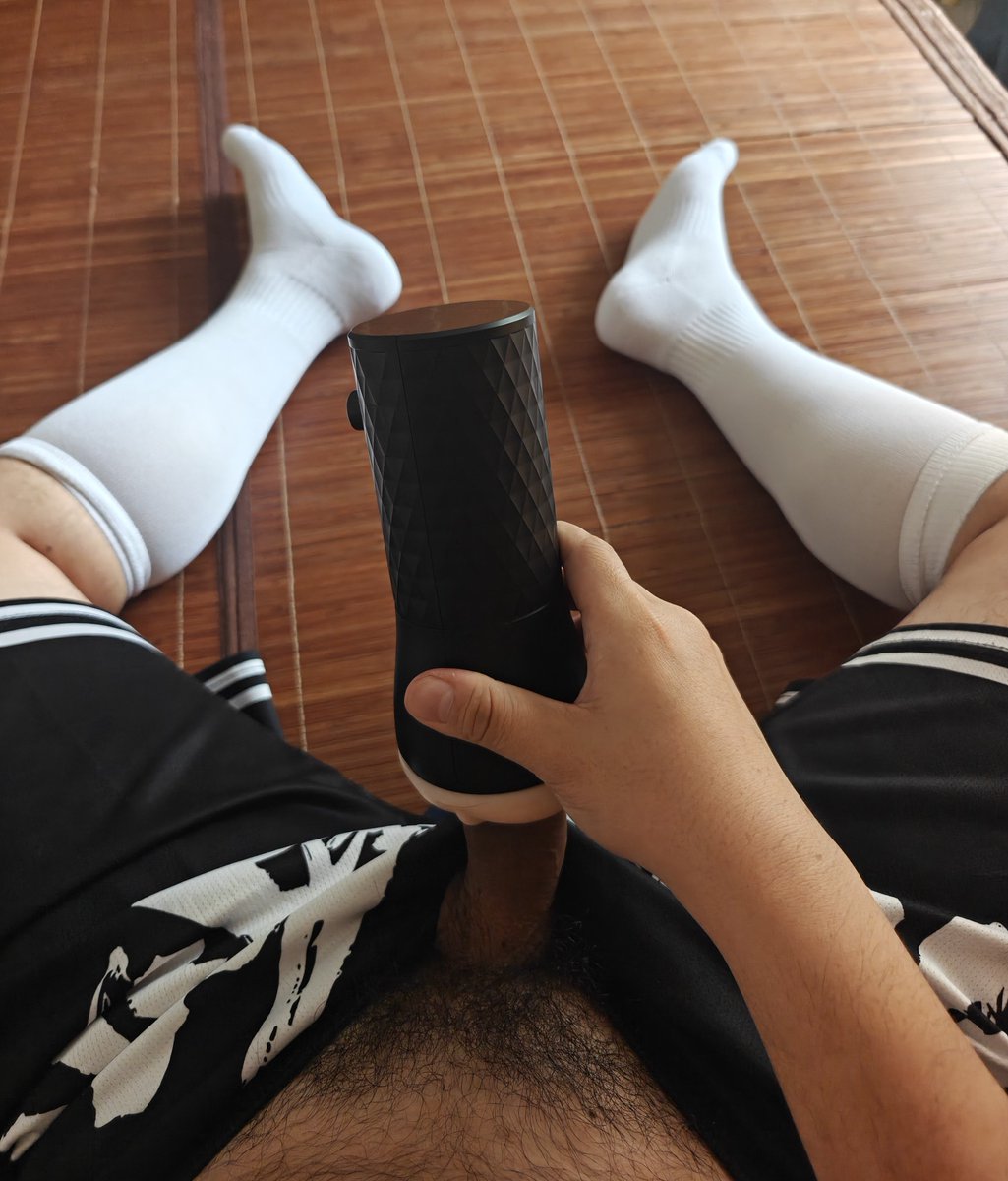konghai1994's tweet photo. 纯白足球袜太欲了，穿上就把持不住
艹了快二十几分钟的杯子
要是这样艹比内射，简直不要太爽
#白袜 #白袜控 #足球袜 #长白袜 
#长筒白袜 #白袜男孩 https://t.co/Fgo2n4sXq9