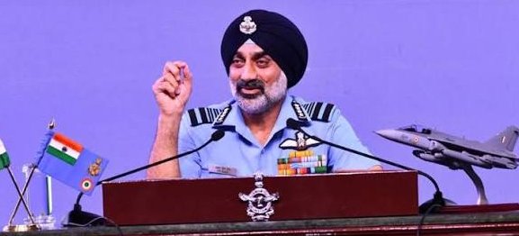 vasilyaarkhipov's tweet photo. ACM AP Singh holds his final annual PC as 28th CAS of IAF 🇮🇳

He was commissioned into fighter stream in dec '84. a QFI &amp; ETP with 5k+ flying hrs, he commanded a MiG-27 sqn, led MiG-29 upgrade team in moscow, and served as Prjct Director at the NFTC during LCA's flight testing. https://t.co/3gTj2E8FMx