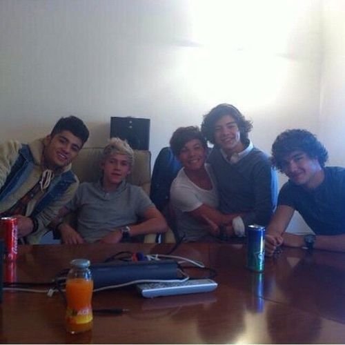 larrybeliever91's tweet photo. For 15 years now, this photo has clearly shown that it’s always been harryandlouis https://t.co/7hz8mihGND