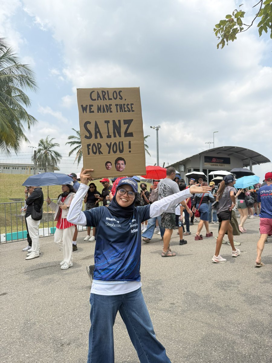 FlyFM958's tweet photo. Who had the best Formula 1 Fan Sign at Sepang this year ?

1 Thanks Ver-stappen by Malaysia 🇲🇾
2 We made Sainz for you 🫰
3 Sir Hamilton ain’t Lewis-ing 🏆
4 Norris-pect for personal space ❤️
5 Russel-Sayang 🎵

#F1 #Formula1 #BahrainGP #WeFlyest https://t.co/5AYSY3U0GG