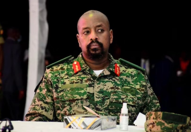 ayubu_madenge's tweet photo. Mtoto wa Rais Museveni yaani Jenerali Muhoozi Kainerugaba ambaye pia ni mkuu wa Majeshi ya Uganda ametangaza rasmi kumuunga mkono Rais Ruto kwenye uchaguzi wa Rais wa Kenya Mwaka 2027. Jambo hili limepokelewa kwa hisia na namna tofauti tofauti huko chini Kenya. https://t.co/rwzBxYCLk6