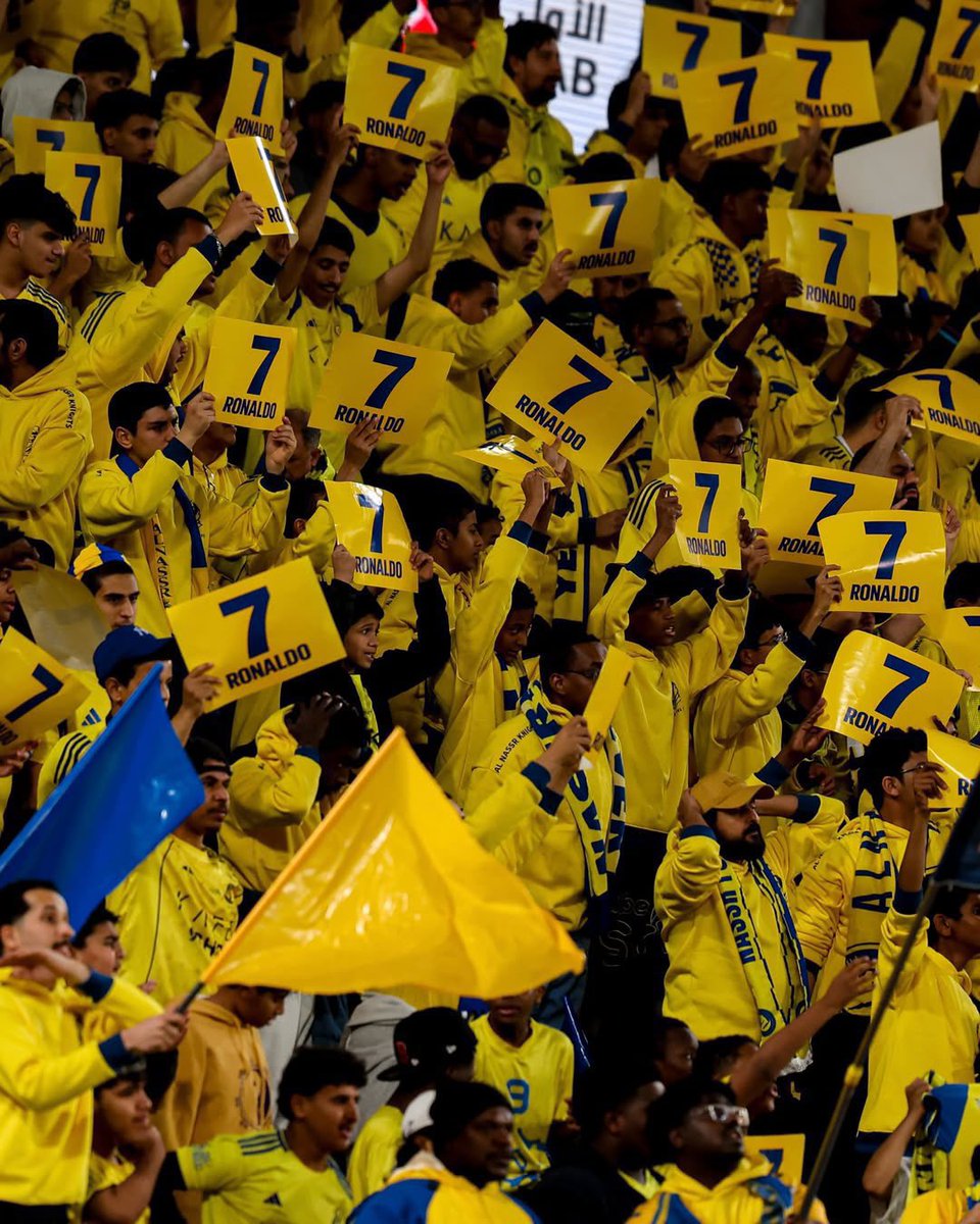 madrid_total2's tweet photo. Se dice en la prensa árabe que los fans del Al-Nassr le tienen un recibimiento especial preparado a Cristiano Ronaldo en el siguiente partido. 🥹🤍🐐 https://t.co/fdISZSLIzU