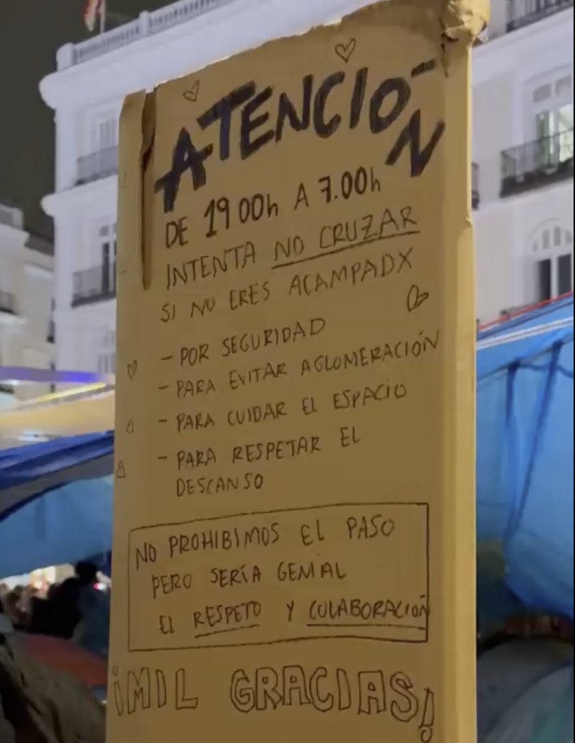 diazvillanueva's tweet photo. Parece que ya han privatizado la plaza de 7 a 7. En tanto que las mejores ubicaciones son escasas, pronto empezarán a subastar parcelitas para colocar las tiendas y los puestos. Nada se escapa a la ley de la oferta y la demanda, tampoco los autodeclarados enemigos de la esa misma ley.