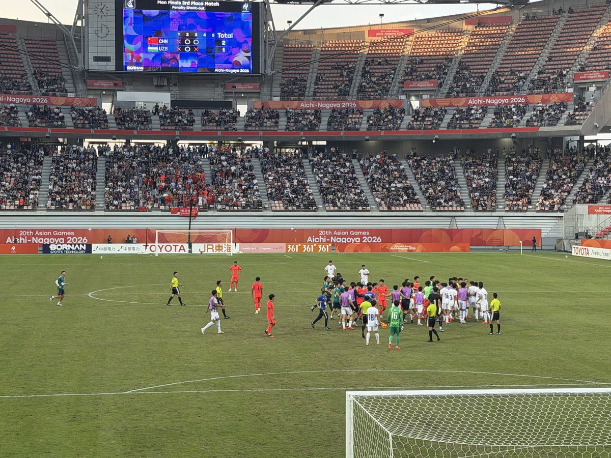 HiroKuttsu's tweet photo. 中国🇨🇳２-２ウズベキスタン🇺🇿
PK2本目あたりでウズベキスタンのGKがゴールマウスの横に置かれたペットボトルをスタンドに放り投げてきたから、え？ってなったけど…
何とウズベキスタン選手PKの癖が書いてありました😲
いろいろ見どころ満載の3位決定戦でした😂
#中国vsウズベキスタン #アジア競技大会 https://t.co/GtgcuFelz8