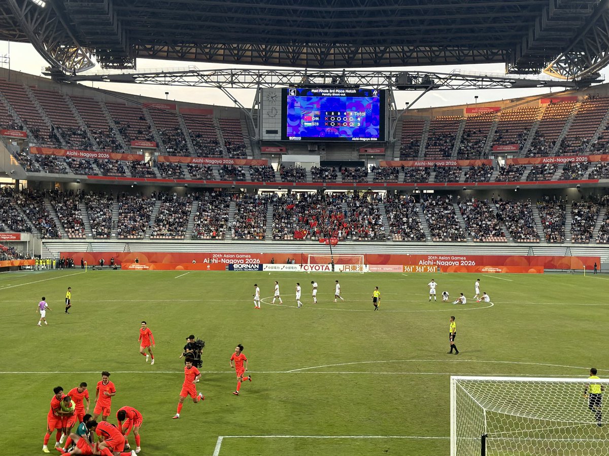 HiroKuttsu's tweet photo. 中国🇨🇳２-２ウズベキスタン🇺🇿
PK2本目あたりでウズベキスタンのGKがゴールマウスの横に置かれたペットボトルをスタンドに放り投げてきたから、え？ってなったけど…
何とウズベキスタン選手PKの癖が書いてありました😲
いろいろ見どころ満載の3位決定戦でした😂
#中国vsウズベキスタン #アジア競技大会 https://t.co/GtgcuFelz8