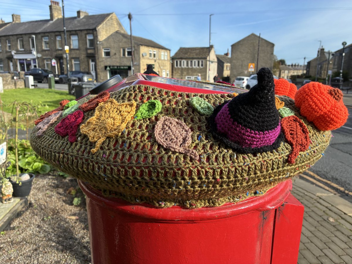 kermitellis's tweet photo. Autumn 🍂 🍁and the start of spooky season 🎃👻 #PostboxSaturday #PostboxTopper creative has been busy 👍🏼 🧶 https://t.co/iFaZlSaRnD