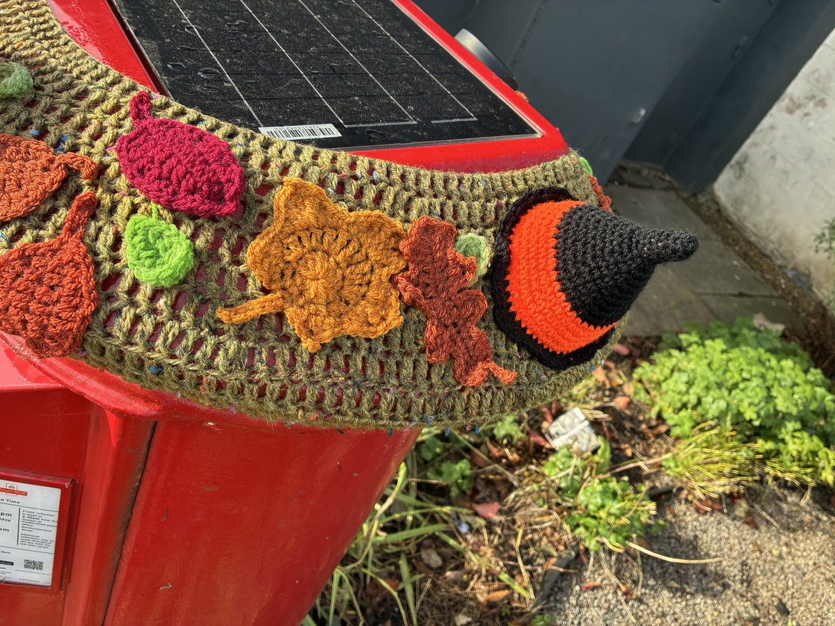 kermitellis's tweet photo. Autumn 🍂 🍁and the start of spooky season 🎃👻 #PostboxSaturday #PostboxTopper creative has been busy 👍🏼 🧶 https://t.co/iFaZlSaRnD