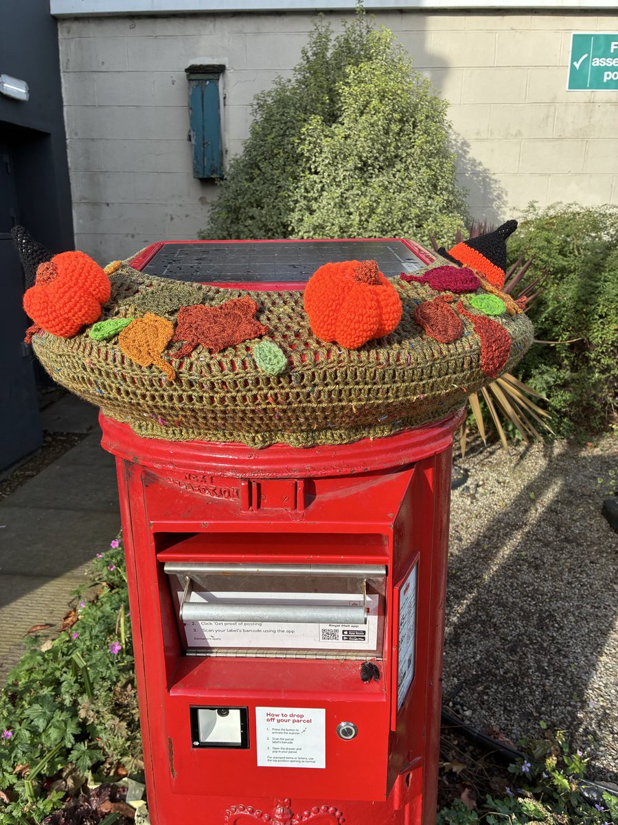 kermitellis's tweet photo. Autumn 🍂 🍁and the start of spooky season 🎃👻 #PostboxSaturday #PostboxTopper creative has been busy 👍🏼 🧶 https://t.co/iFaZlSaRnD